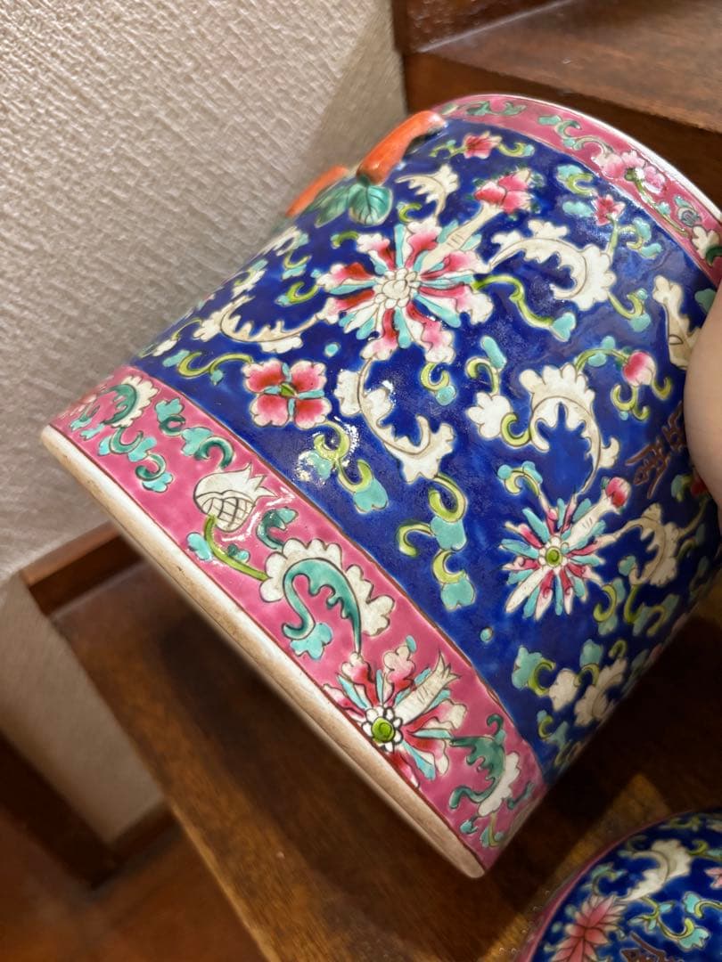 陶器の蓋付き容器