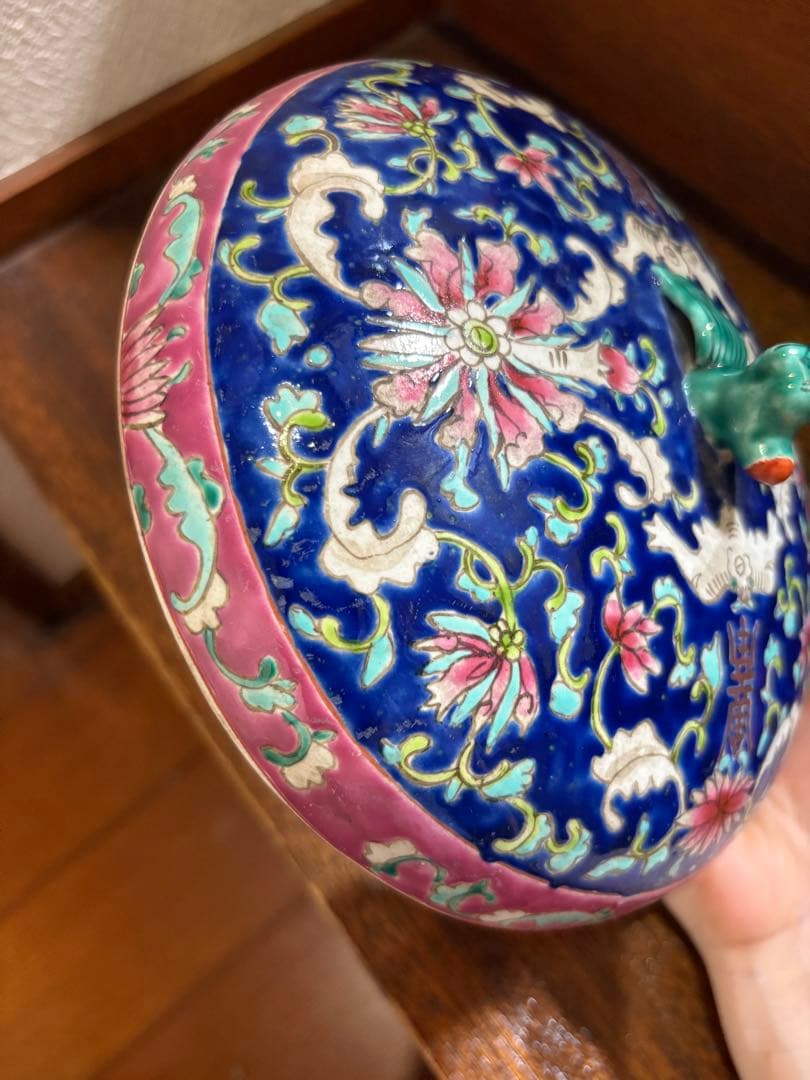 陶器の蓋付き容器