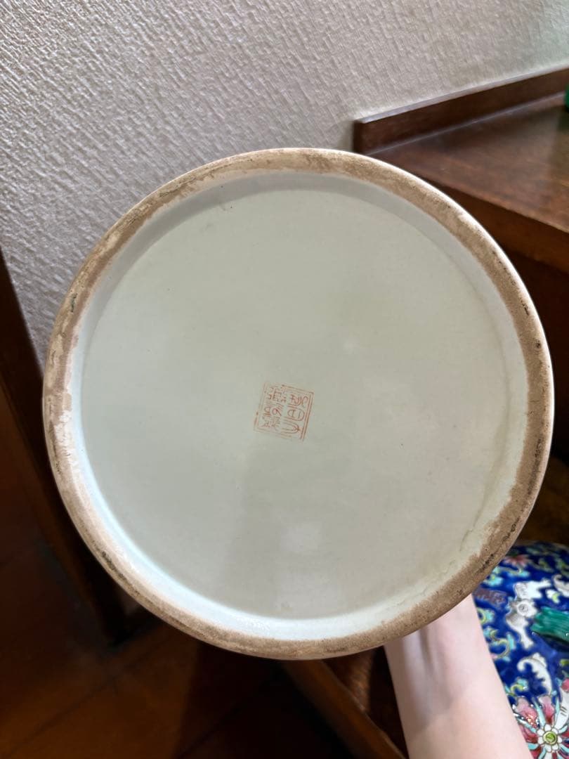 陶器の蓋付き容器