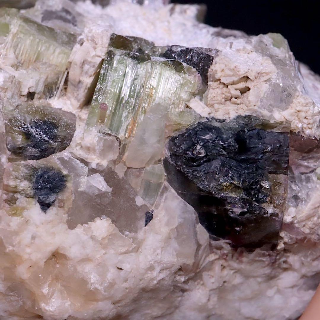 大きい！ トルマリンざくざく！ クォーツ母岩 電気石726.9g T768 原石