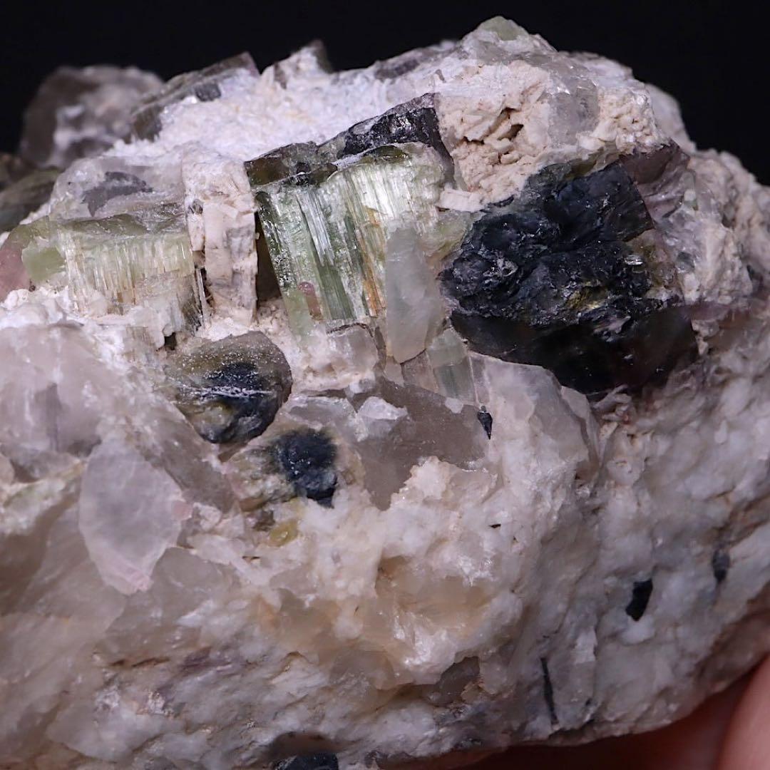 大きい！ トルマリンざくざく！ クォーツ母岩 電気石726.9g T768 原石