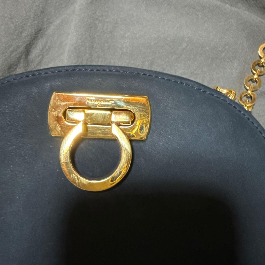 最終価格　フェラガモ チェーン ショルダーバッグ ガンチーニ　ゴールド金具