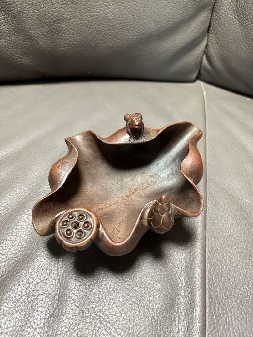 カエルと蓮の葉をモチーフにした置物