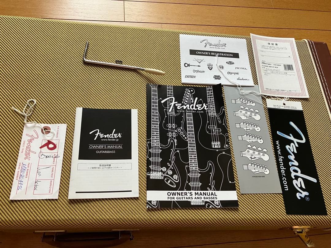 Fender Mexico 60’sストラトキャスター、ハードケース付き。