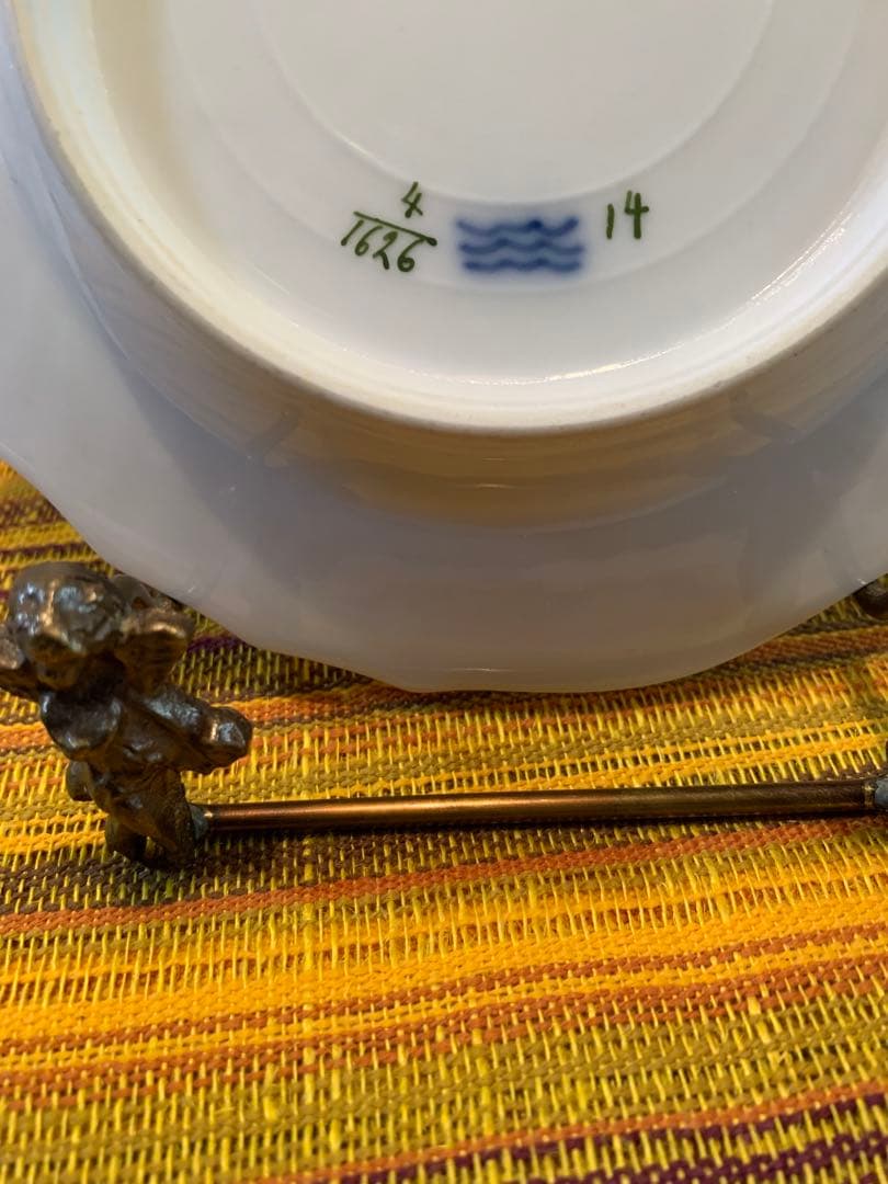 ロイヤルコペンハーゲン　レアな1870年アンティークの花柄絵皿綺麗に描けてます！