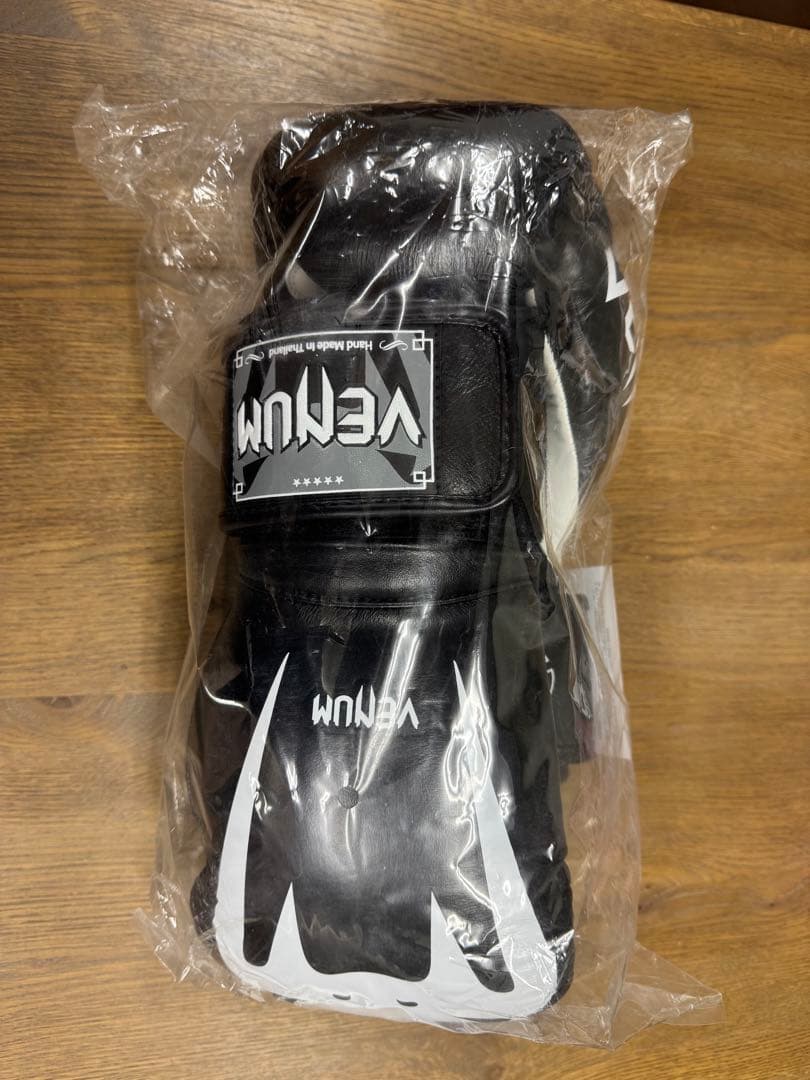 【希少16OZ】Venum Giant 3.0 ボクシンググローブ 黒/白
