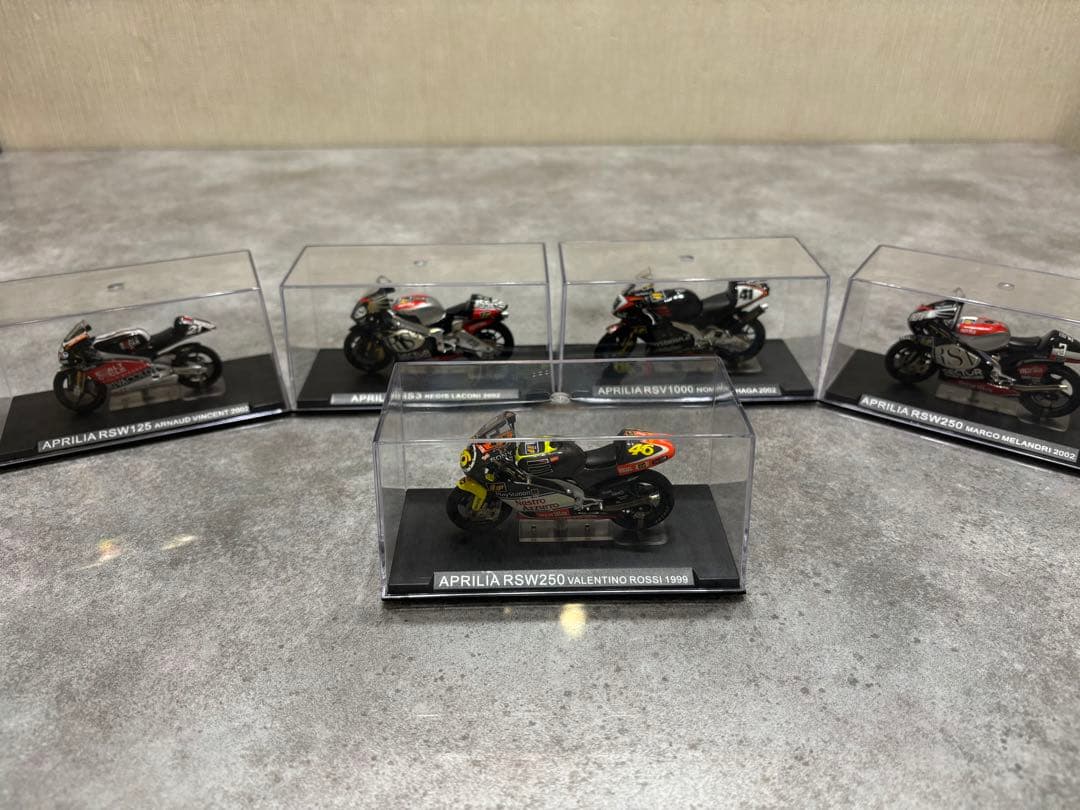 デアゴスティーニチャンピオンバイクコレクション 60台 バインダー2冊 飾り棚