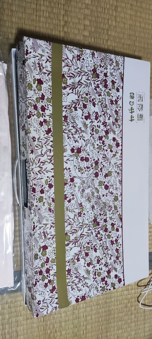 着物 振袖 正絹 未使用 (色)黒地ラメ、裾緑 (柄) 牡丹に桜 身丈164cm