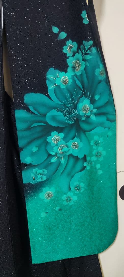 着物 振袖 正絹 未使用 (色)黒地ラメ、裾緑 (柄) 牡丹に桜 身丈164cm