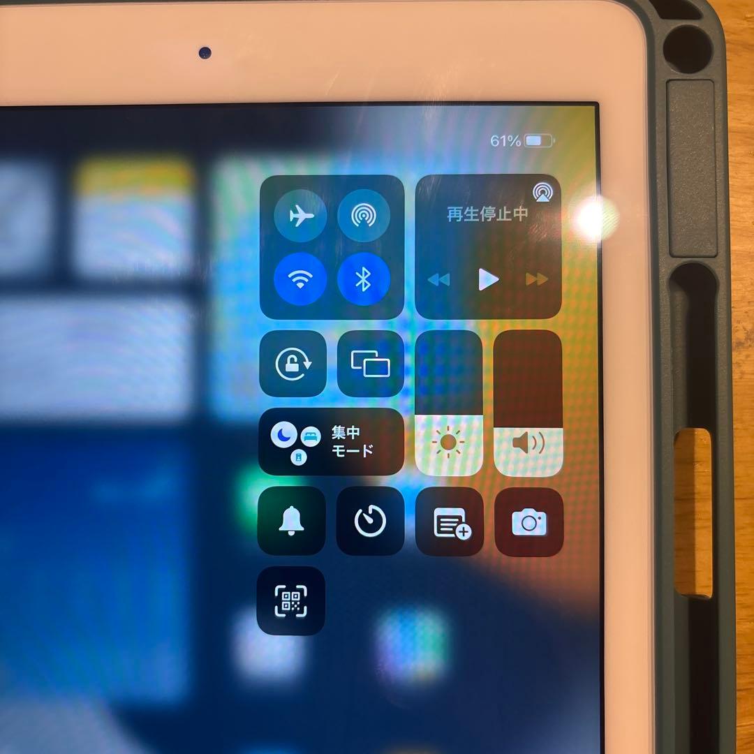 iPad シルバー 本体 + キーボードケース