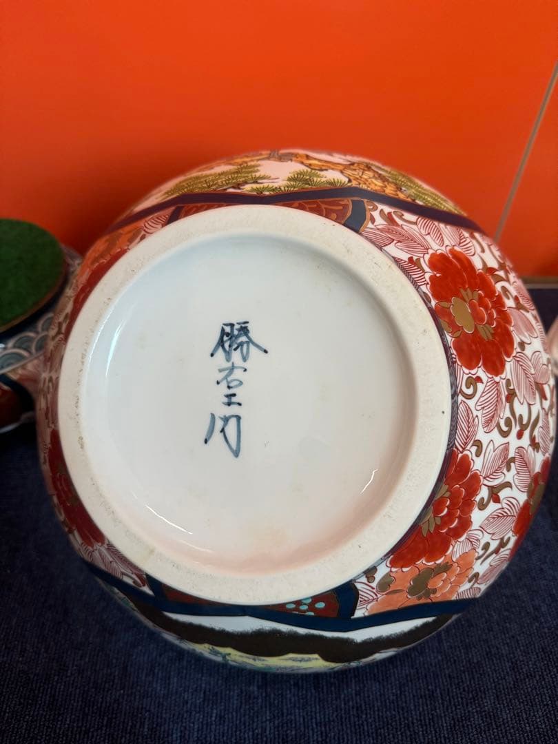 2055 有田焼 勝右衛門作 染錦 金彩色絵花鳥紋 沈香壷　飾壺