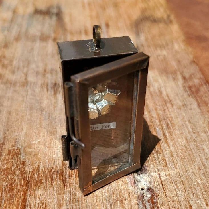 パイライト標本２　ペルー産　標本箱ペンダント