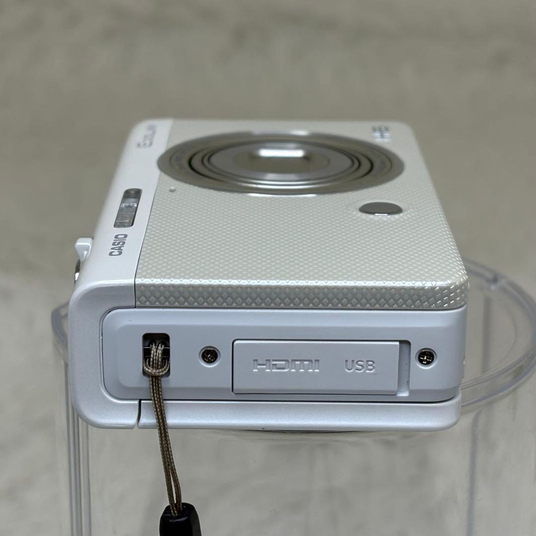 美品　CASIO カメラ　EX-ZR70 充電器　箱　ホワイト コンデジ　動作品
