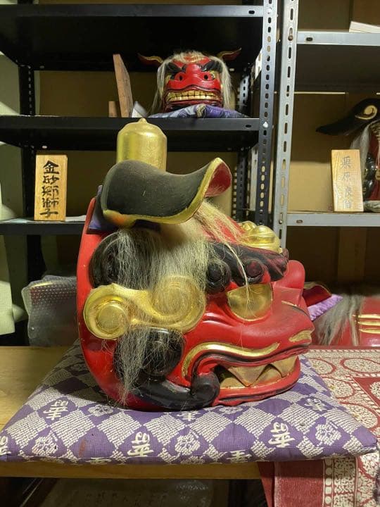【値下げ交渉可】獅子頭　獅子舞　木彫り　桐製　工芸品　漆塗り　金箔