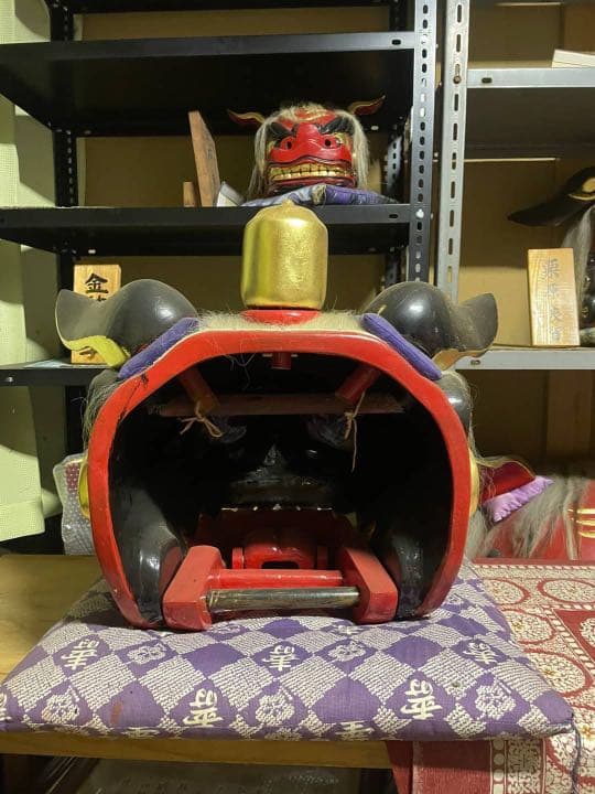 【値下げ交渉可】獅子頭　獅子舞　木彫り　桐製　工芸品　漆塗り　金箔