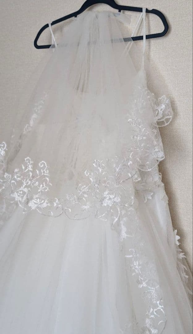 （大きいサイズ）ウェディングドレス　トレーン＆ベール＆インナースカート付き