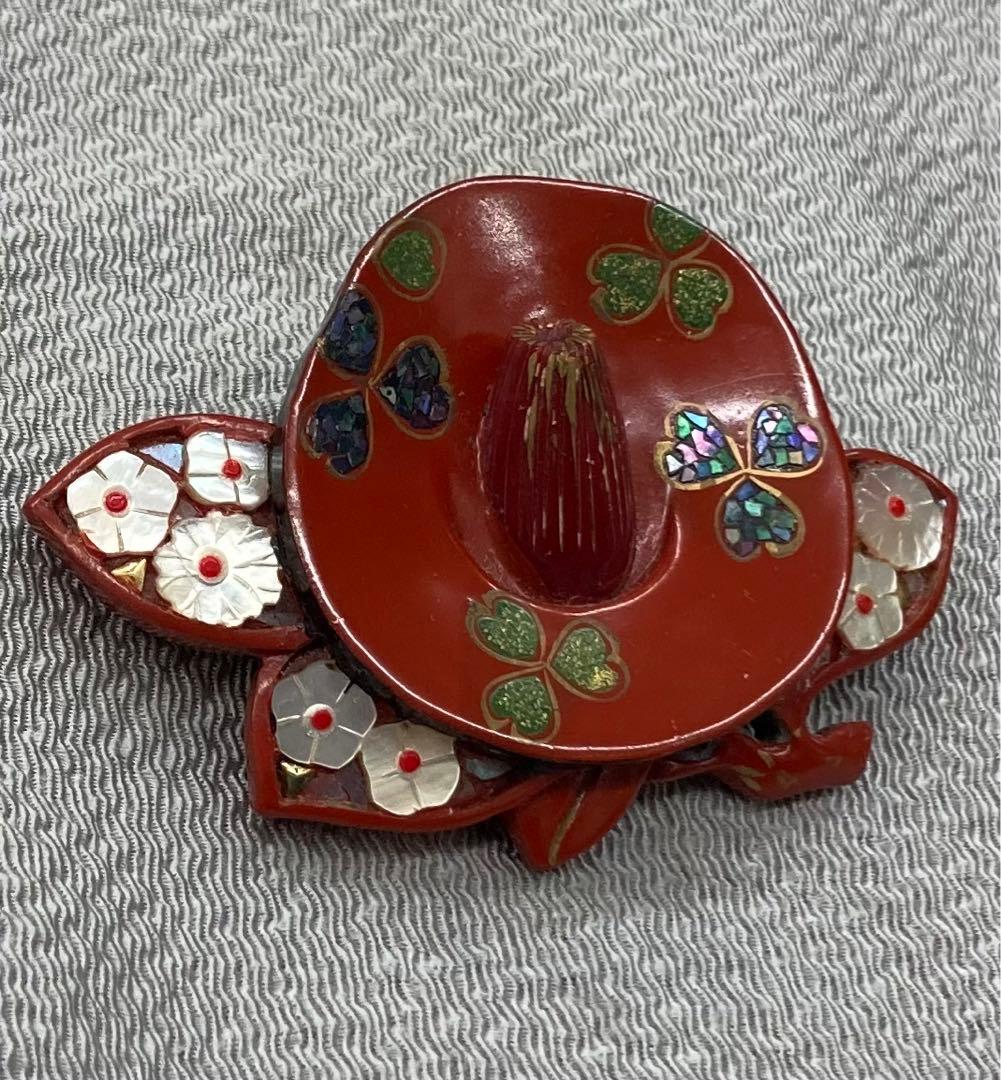 B65s  朱塗椿花形 帯留　菊花　螺鈿細工
