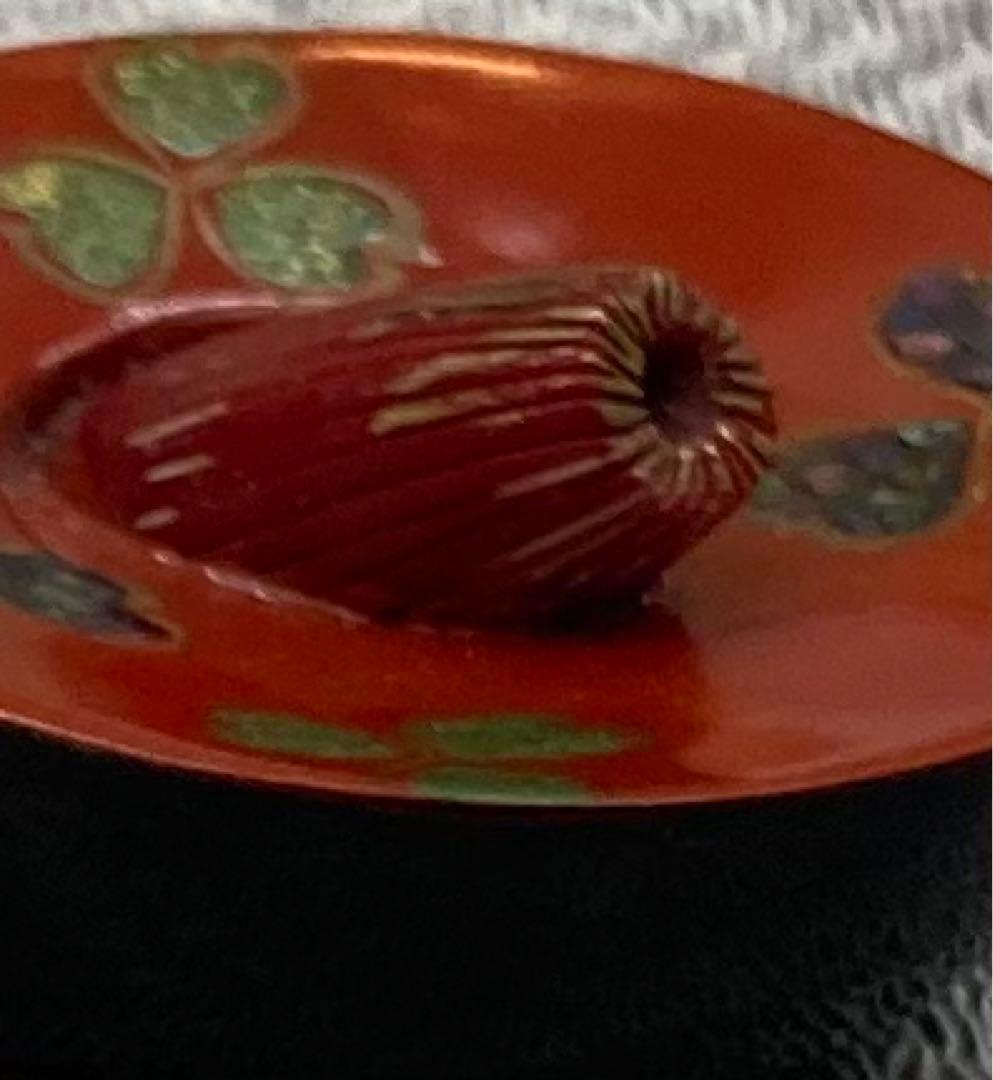 B65s  朱塗椿花形 帯留　菊花　螺鈿細工