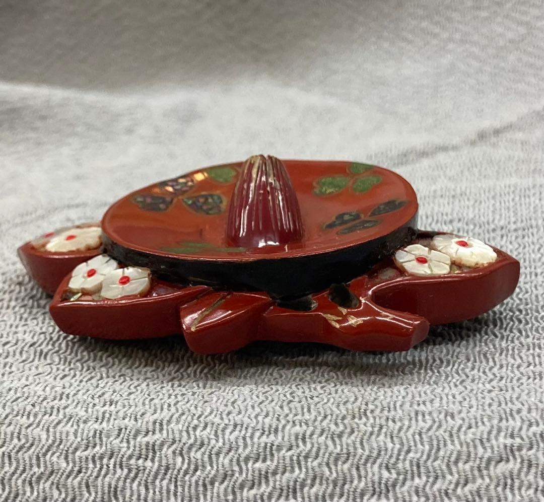 B65s  朱塗椿花形 帯留　菊花　螺鈿細工