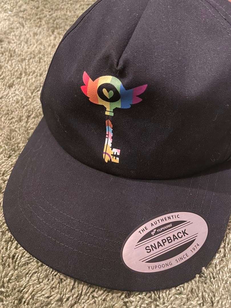 ハズビン・ホテルへようこそ プライドマンス ロゴ キャップ