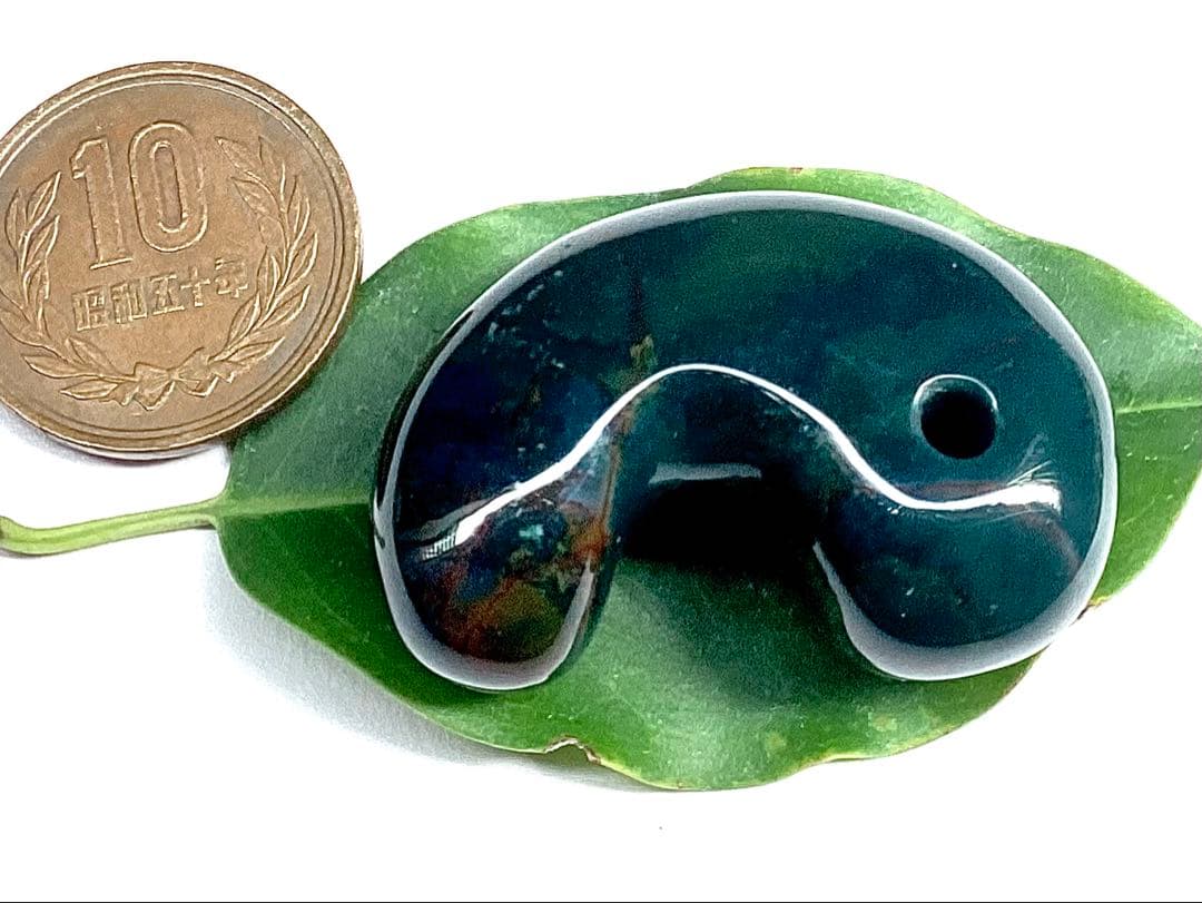 神宿る【 出雲石(青緑色の碧玉) 】島根県花仙山瑪瑙　青瑪瑙　出雲型勾玉　鑑別