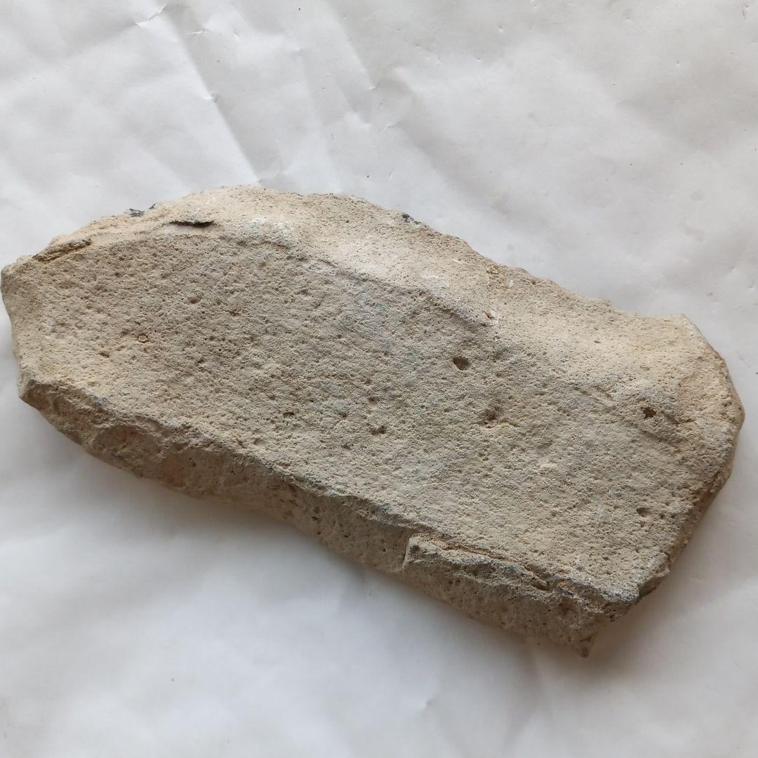 古く風化した裏側が礫石器　サヌカイト　遺跡出土 石器　　200