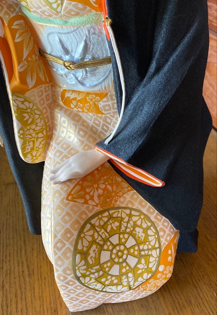 博多人形　オレンジと黒の着物