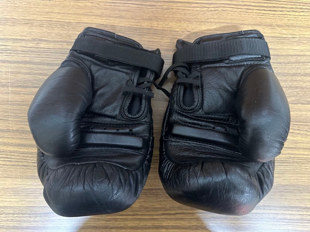 黒いレザー ボクシンググローブ
