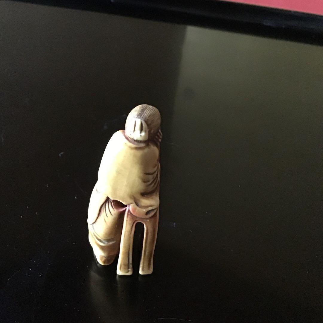 根付け　人物　　材質日本ホンシュウ鹿角　N20