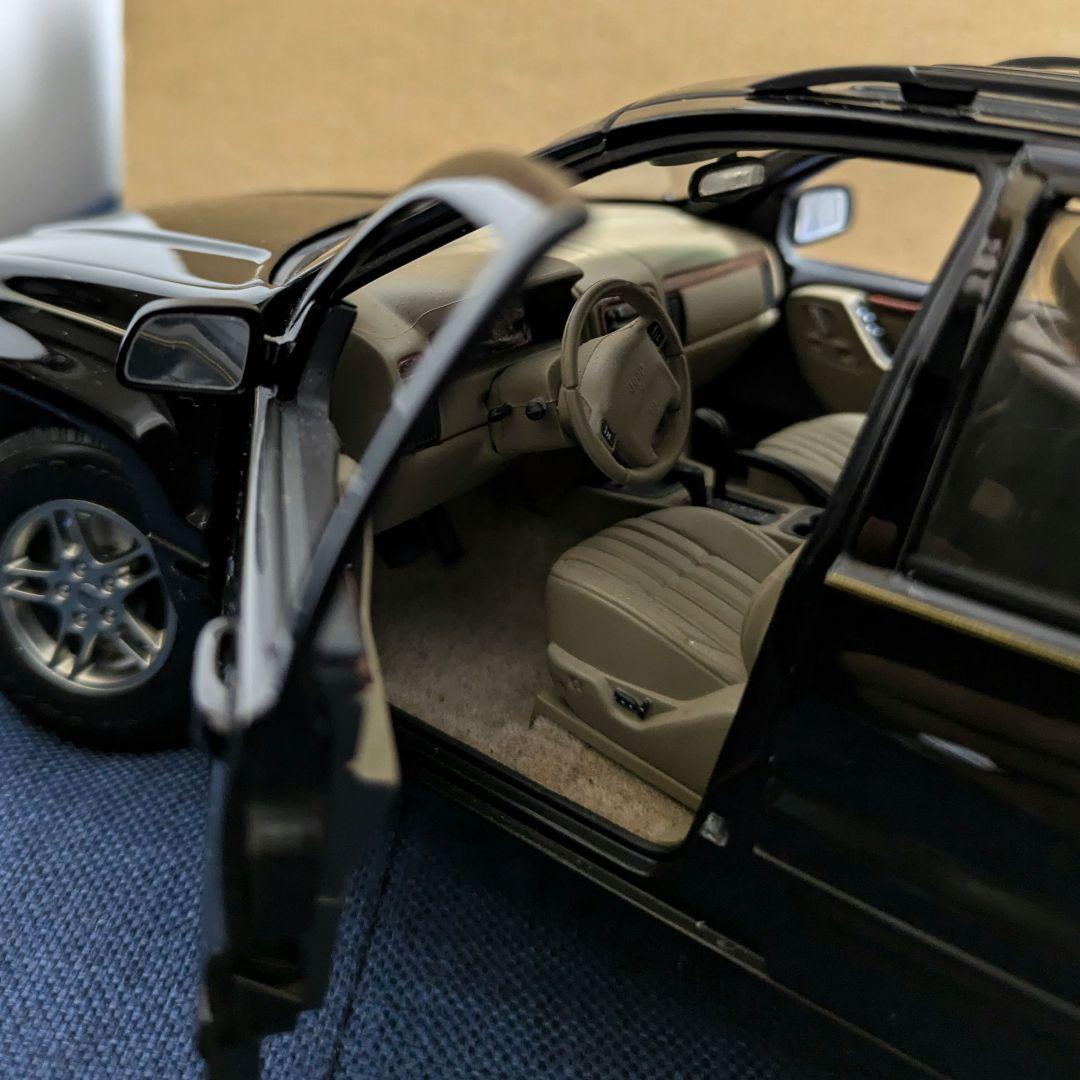 オートアート　ジープ　グランドチェロキー　WJ WG 1/18