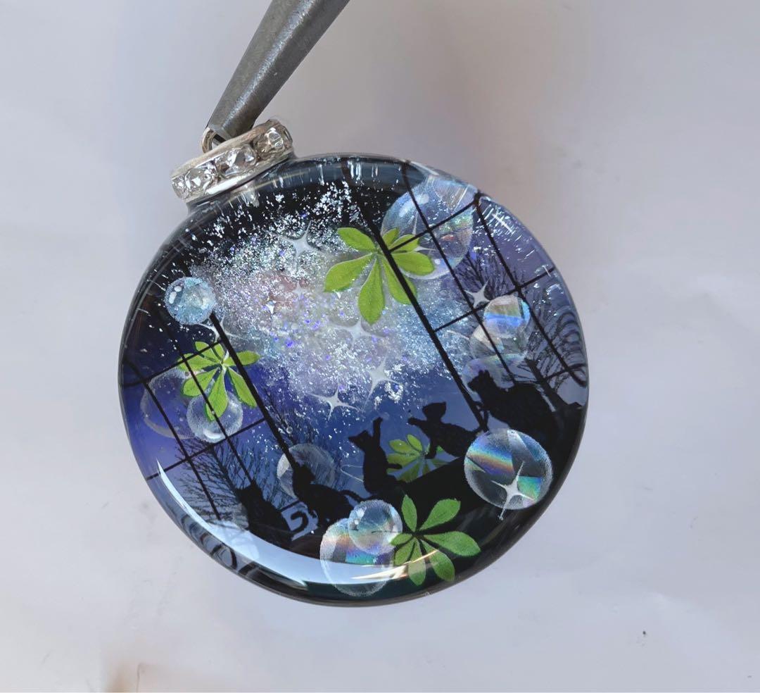 RUKURUKU//星雲と窓辺の子猫達　蓄光　オルゴナイトキーホルダー