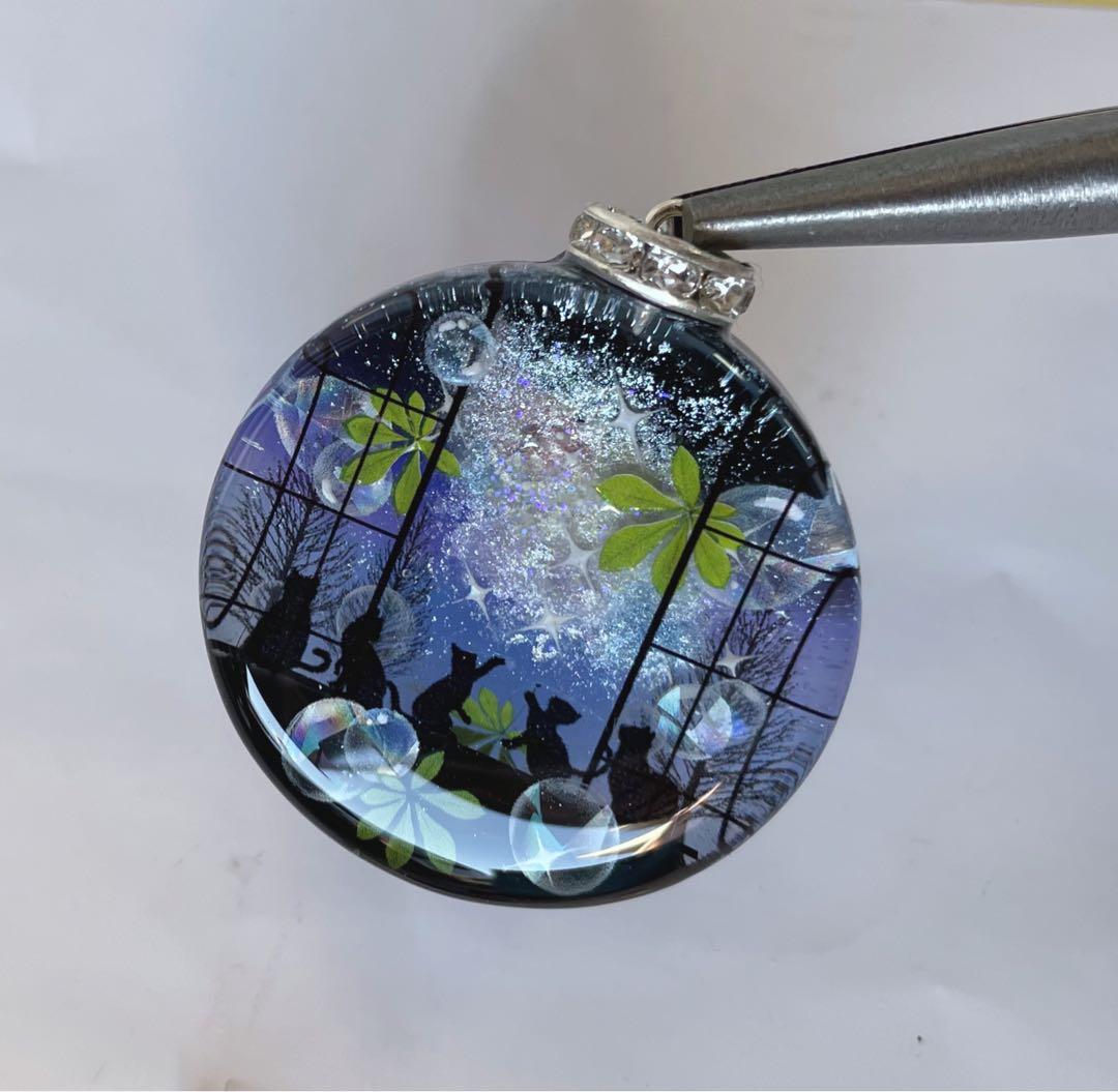 RUKURUKU//星雲と窓辺の子猫達　蓄光　オルゴナイトキーホルダー