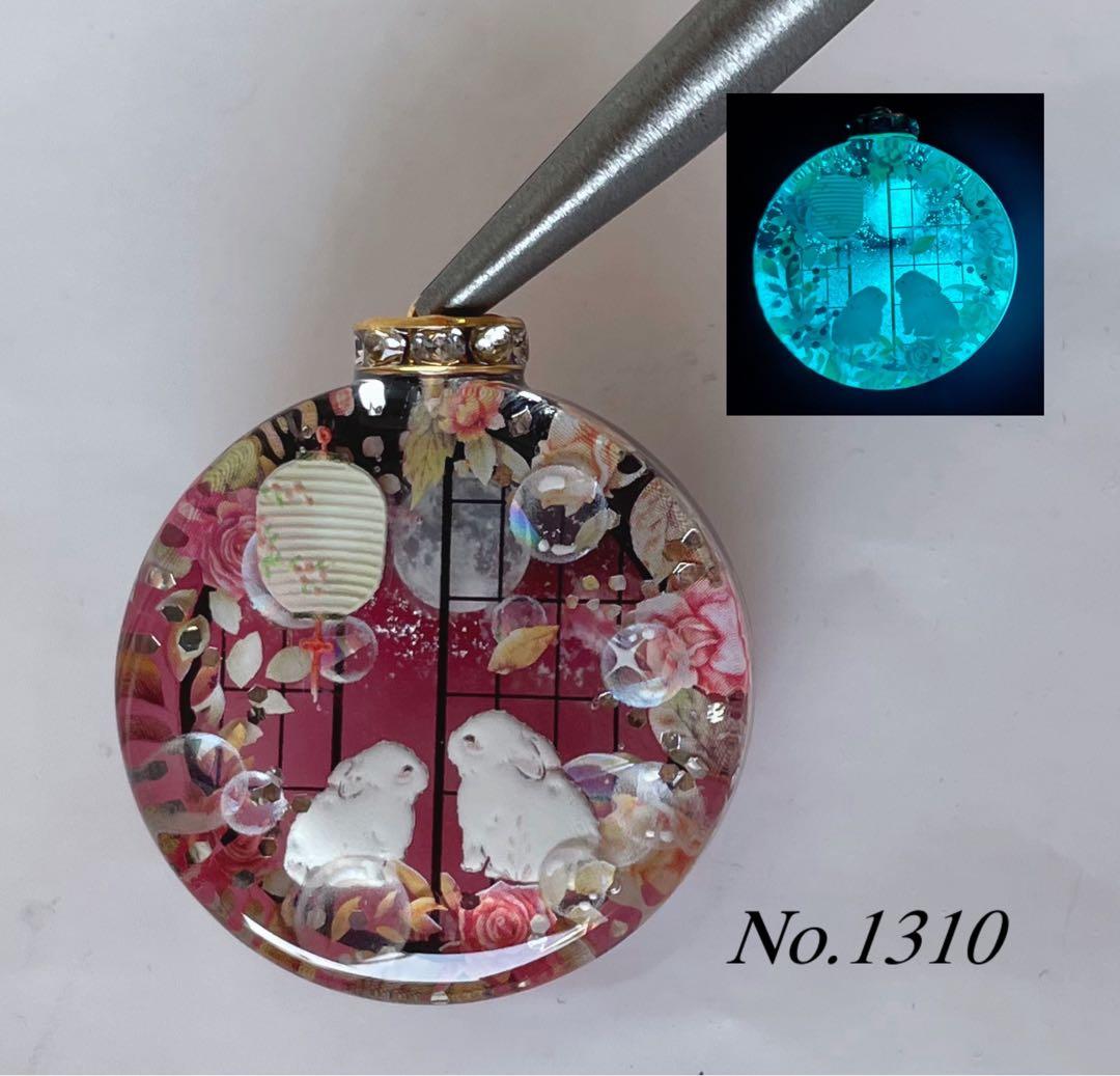 RUKURUKU//星雲と窓辺の子猫達　蓄光　オルゴナイトキーホルダー