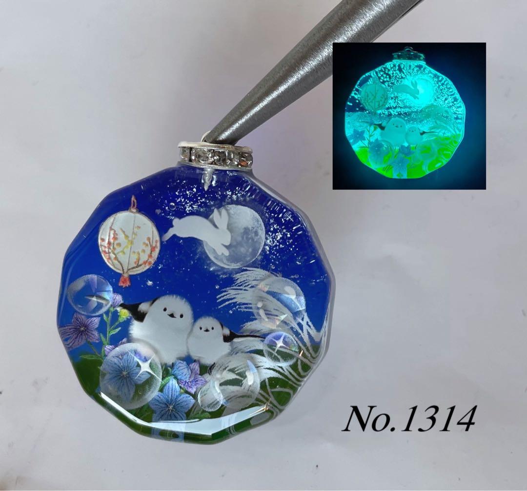 RUKURUKU//星雲と窓辺の子猫達　蓄光　オルゴナイトキーホルダー