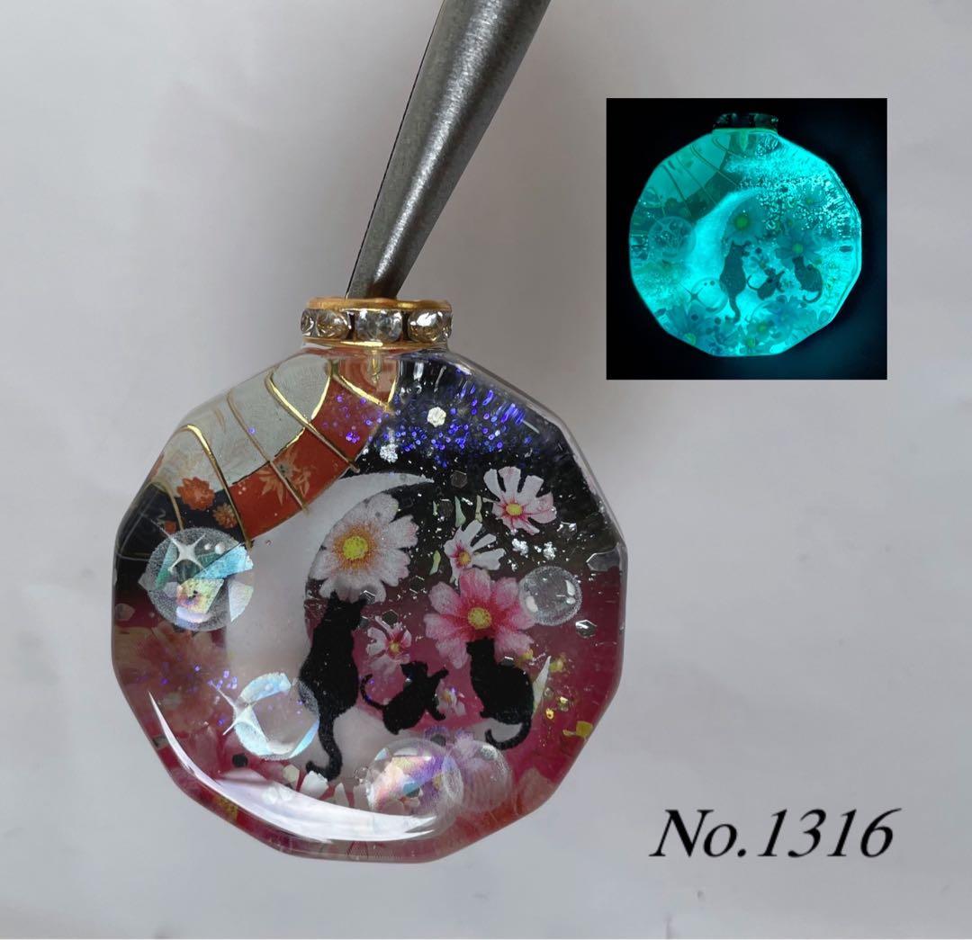 RUKURUKU//星雲と窓辺の子猫達　蓄光　オルゴナイトキーホルダー