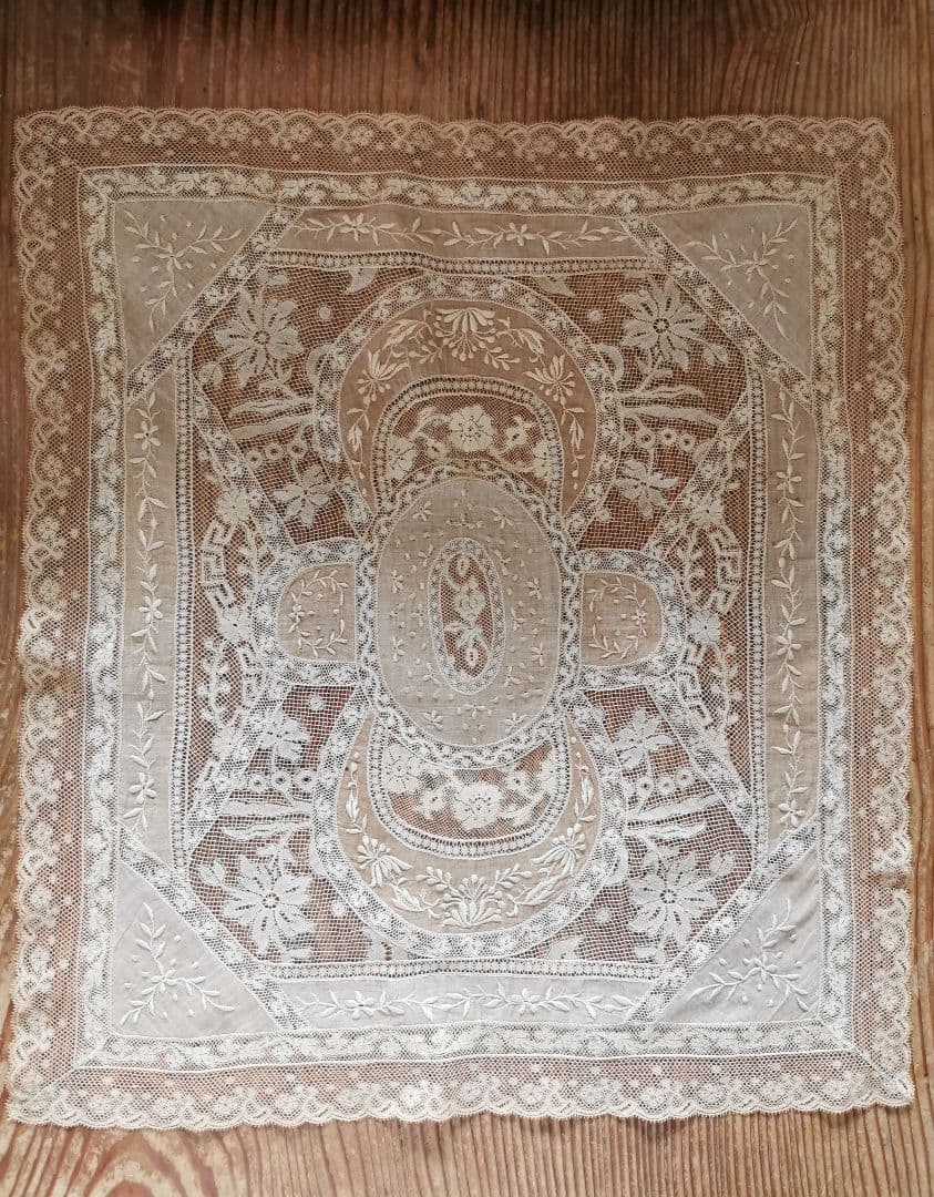 アンティーク ノルマンディーレースランナー セピアトーン 美しい盛上刺繍ドイリー