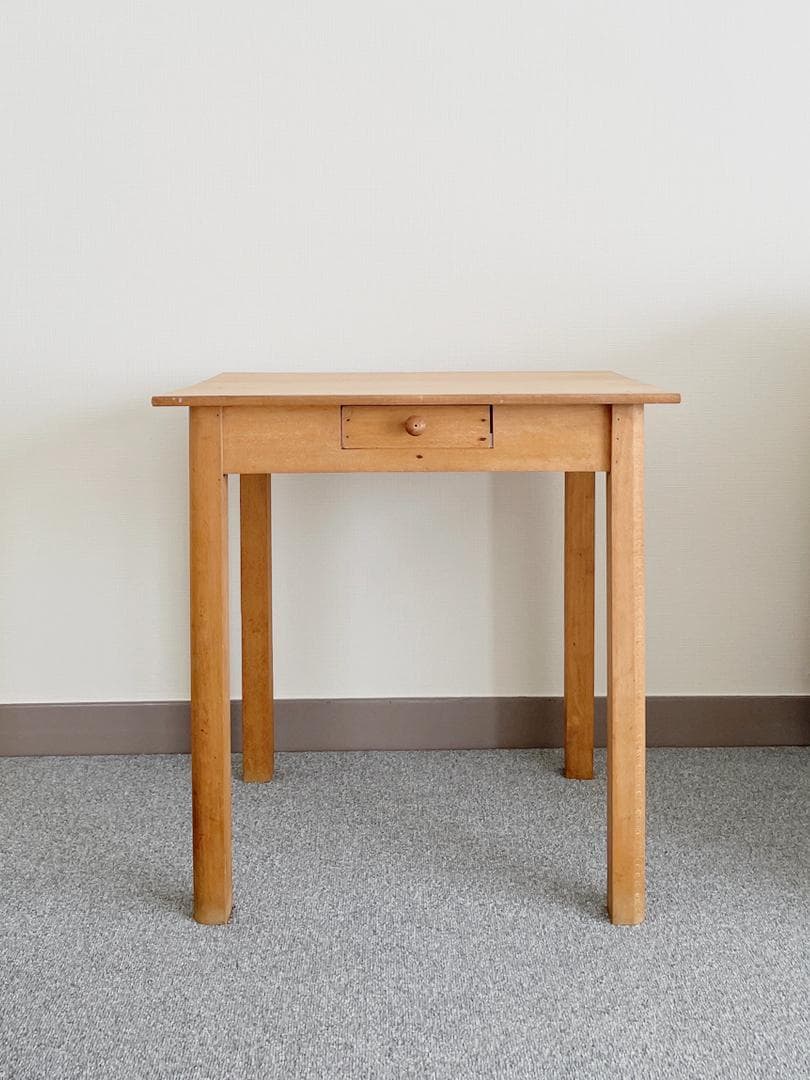 スモールなフランスのサイドテーブル