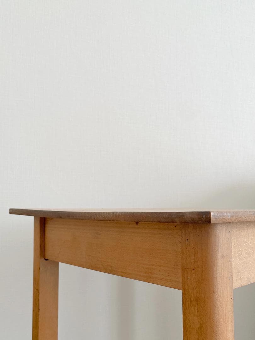 スモールなフランスのサイドテーブル