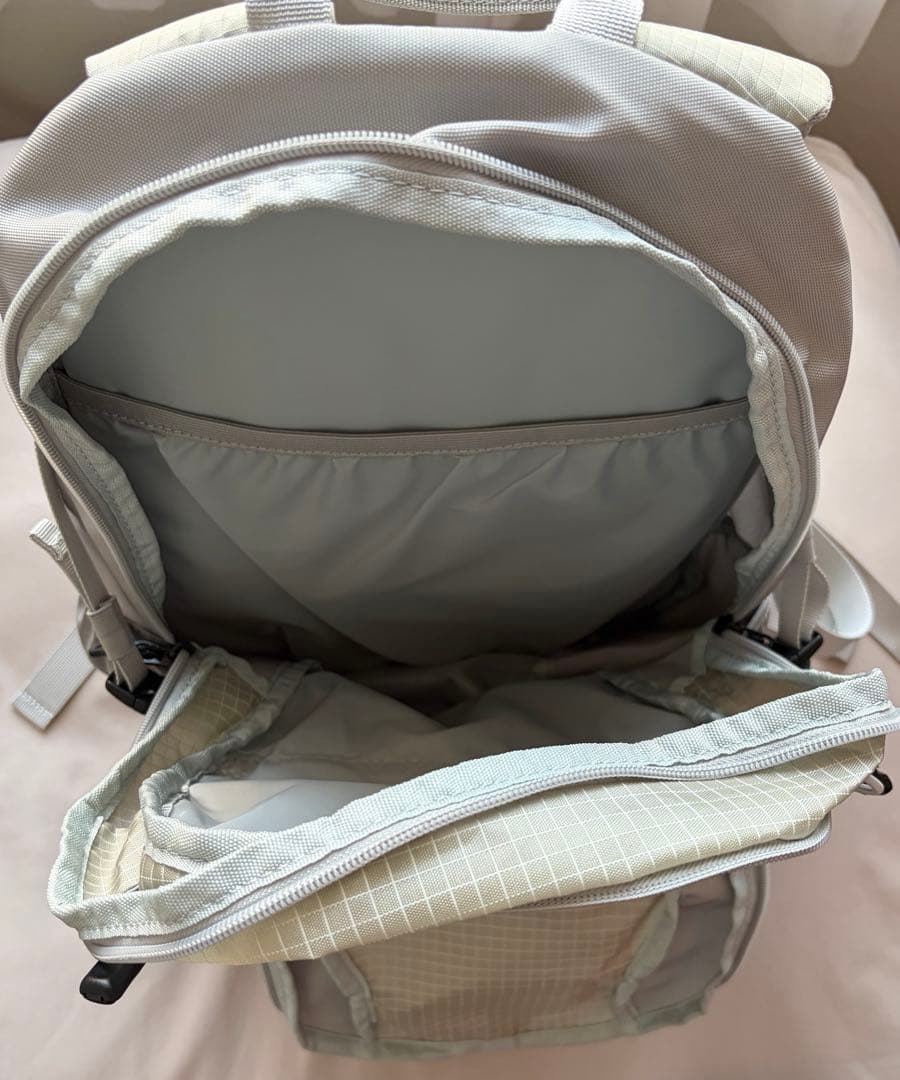 NOIAGO NOI1388 ナイロンデイリーバックパック (ライトグレー)