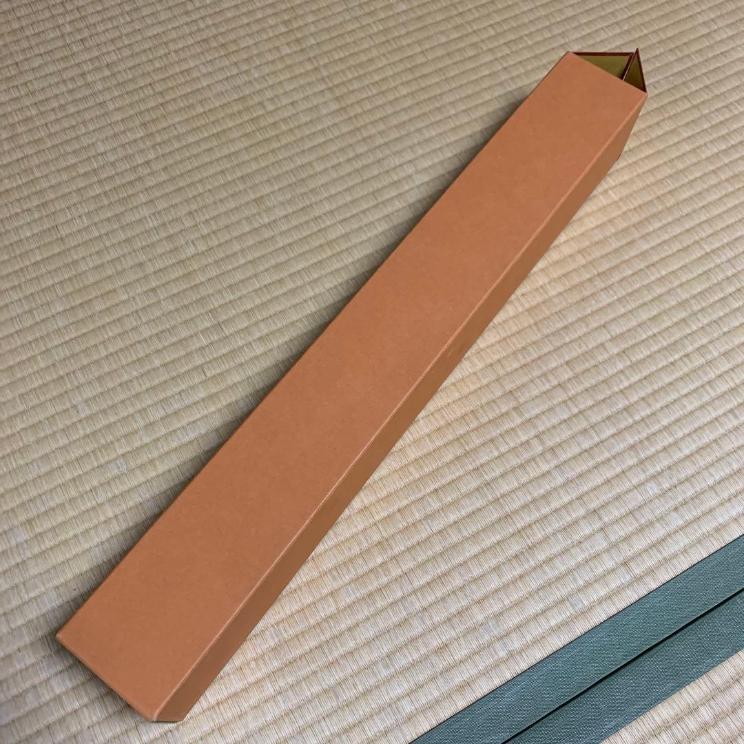 虎の掛軸 182cm × 53cm 木製の箱入り