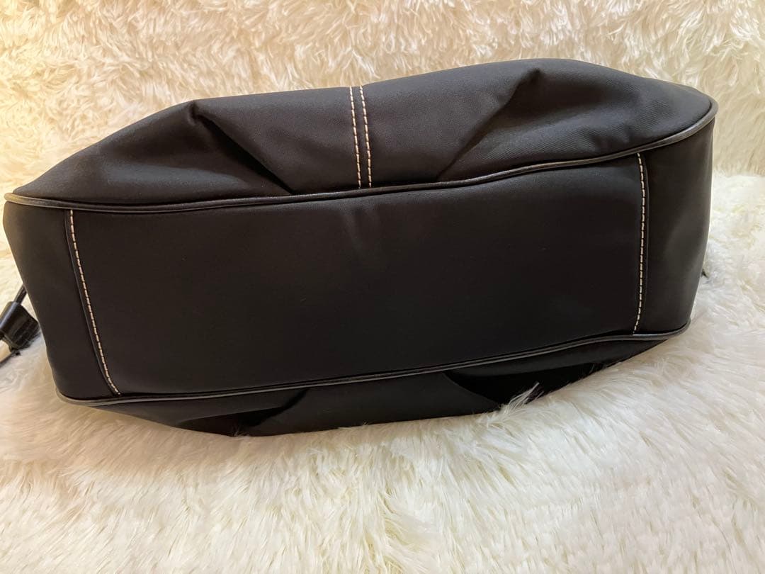 バーバリー　ナイロンバッグ　肩掛け可能　ノバチェック　刺繍ロゴ　ブラック￼