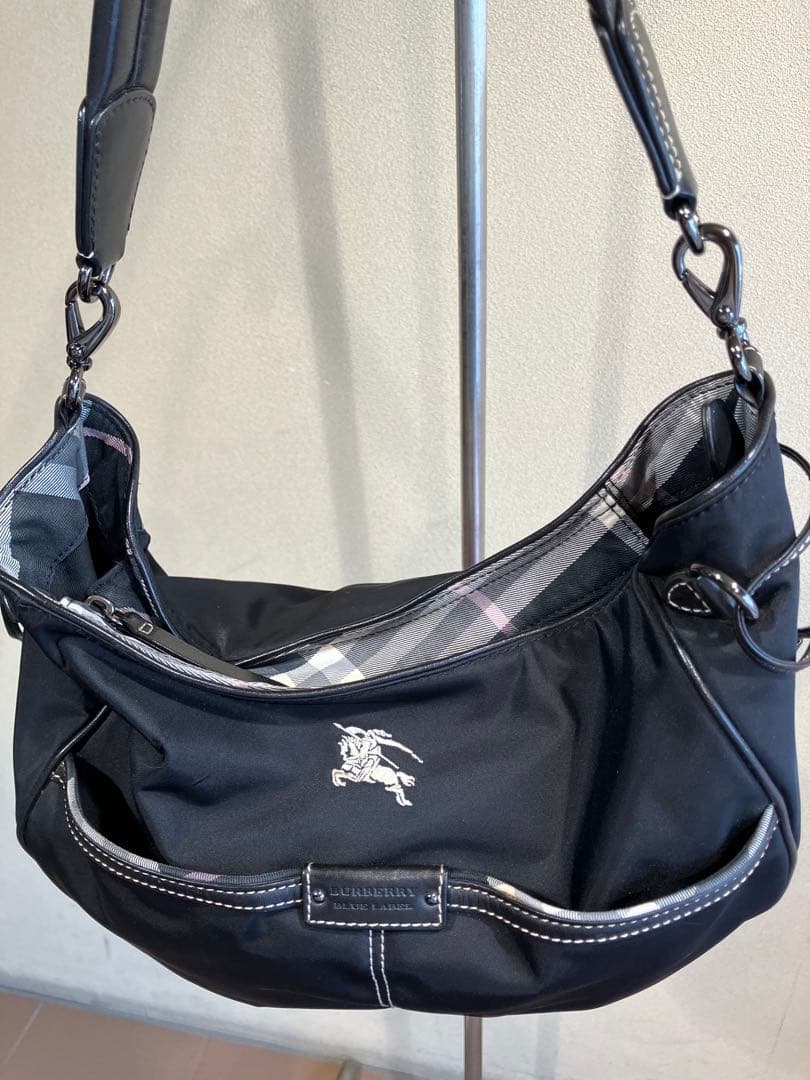 バーバリー　ナイロンバッグ　肩掛け可能　ノバチェック　刺繍ロゴ　ブラック￼