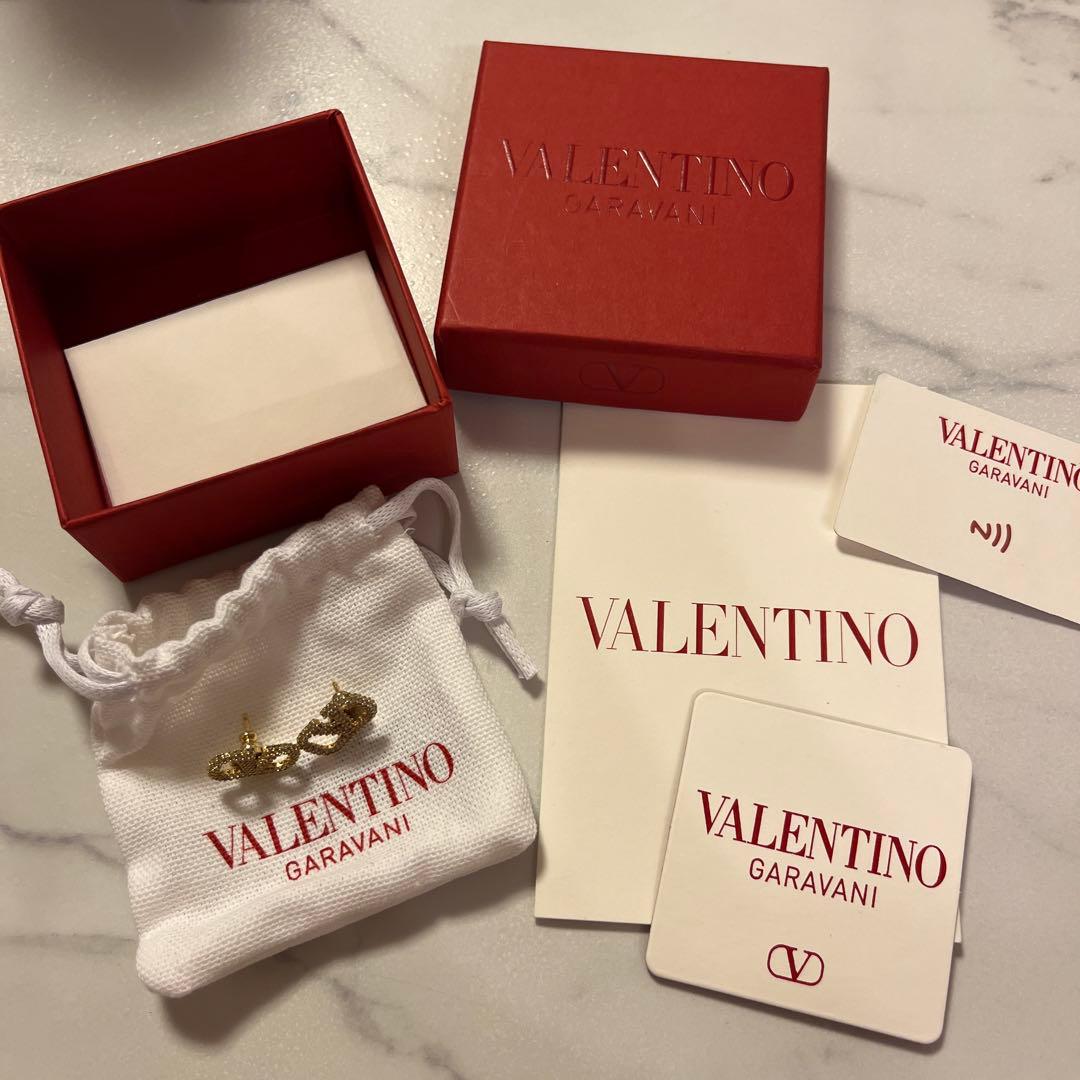 ヴァレンティノ Vロゴ シグネチャー メタル スワロフスキー クリスタル ピアス