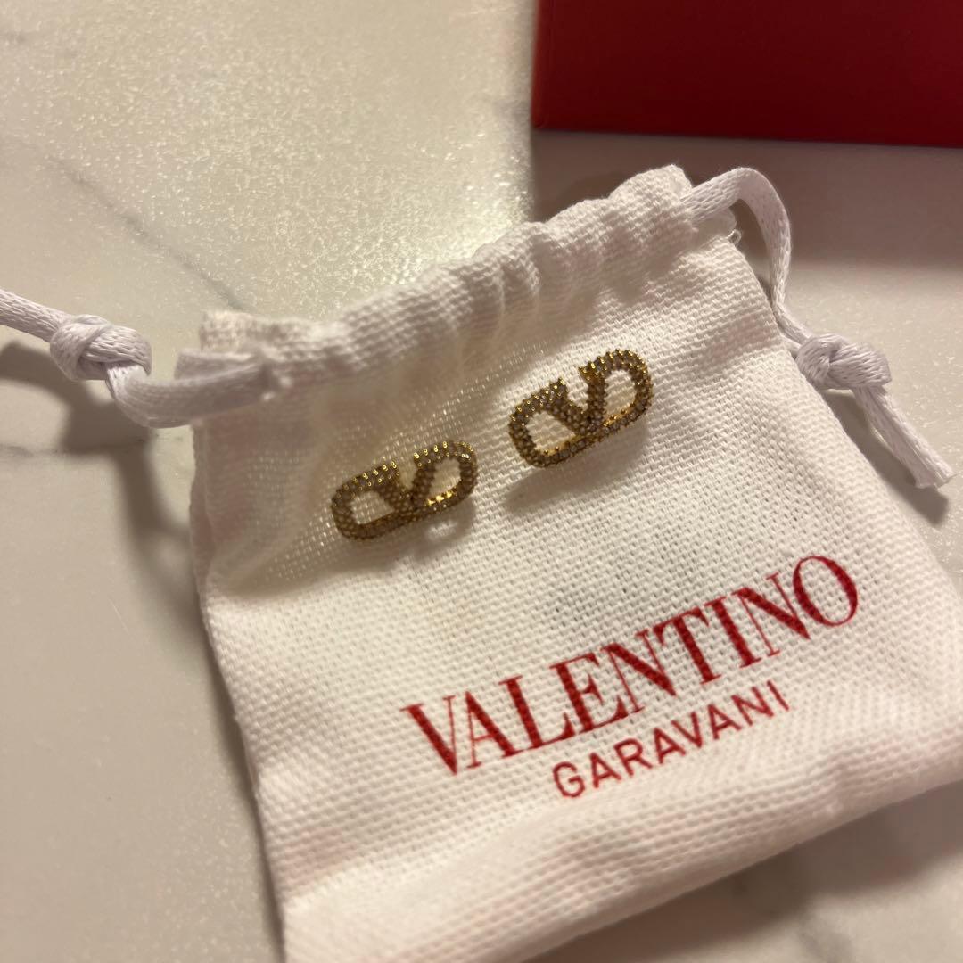 ヴァレンティノ Vロゴ シグネチャー メタル スワロフスキー クリスタル ピアス