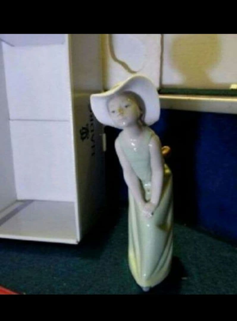 リヤドロ LLADRO人形 鏡の前で若草色の少女 女の子 帽子 ワンピース