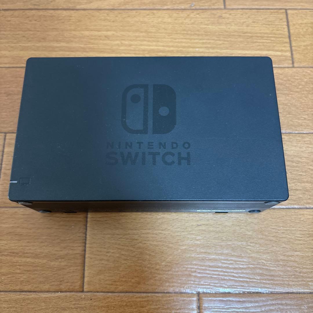 Nintendo Switch本体と付属品とJoy-Con充電グリップ