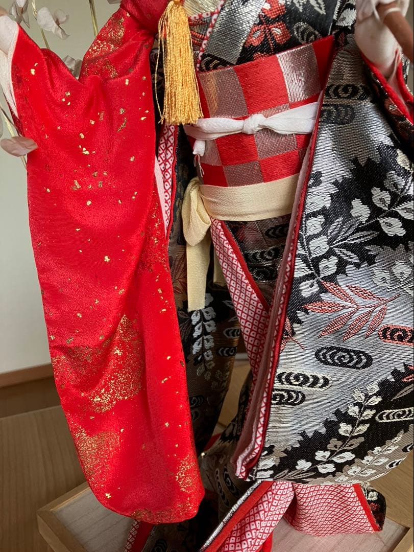 日本人形　藤娘　傘を持つ赤と黒の日本人形