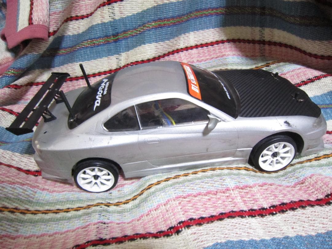 ヴォル　Yokomoって書いてあるラジコンカー　機械とかカバー付いてます