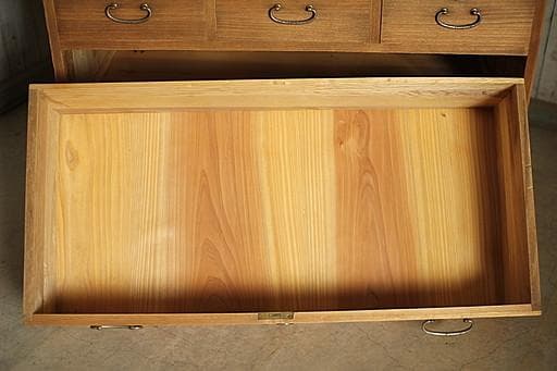 古く味のある木製の引き出し5杯　チェスト