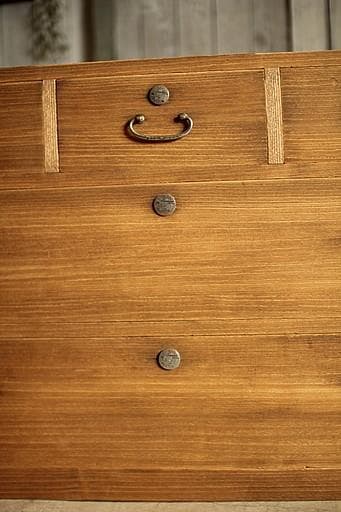 古く味のある木製の引き出し5杯　チェスト